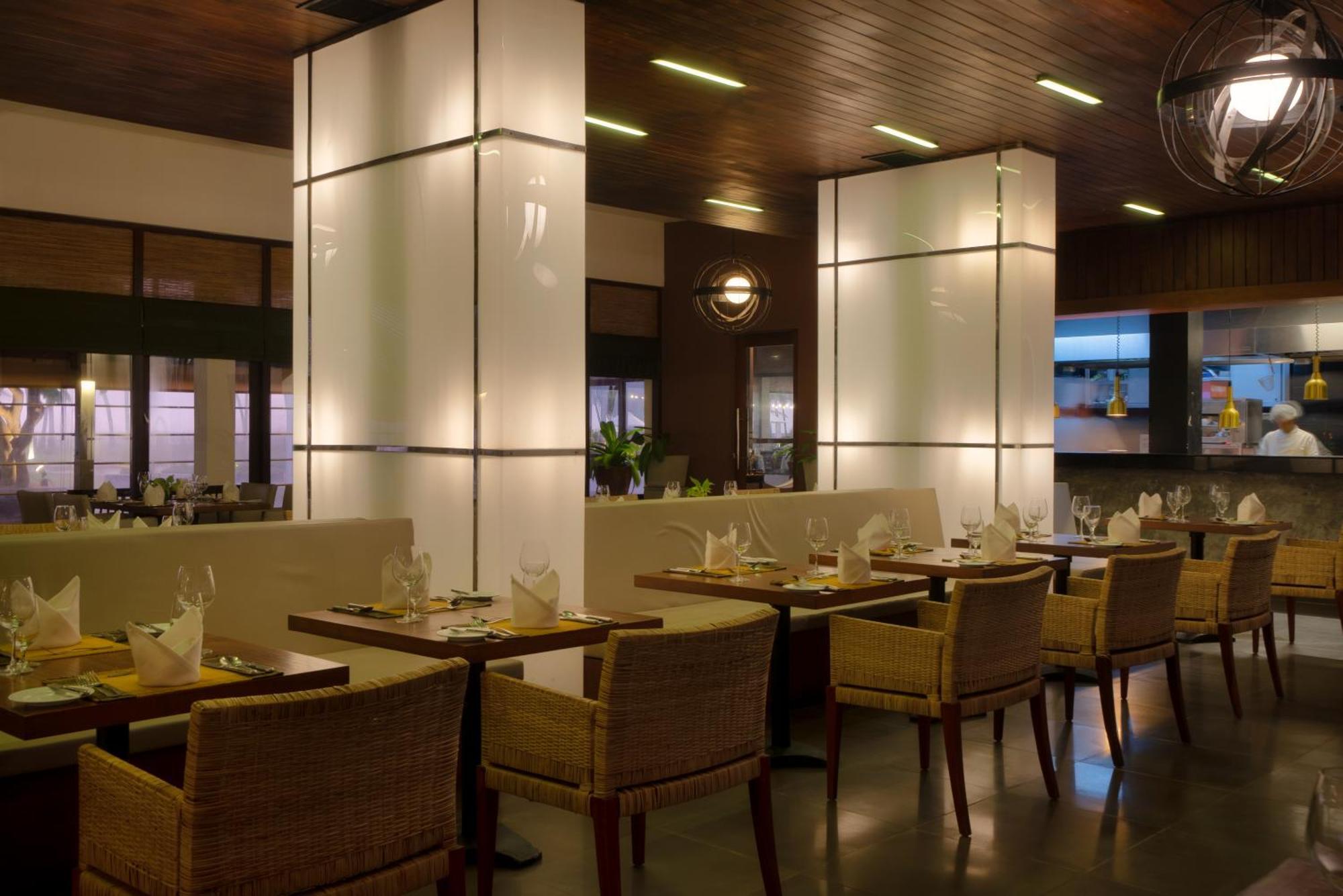 וואדואה The Blue Water - Geoffrey Bawa Heritage - City Resort Hotel מראה חיצוני תמונה